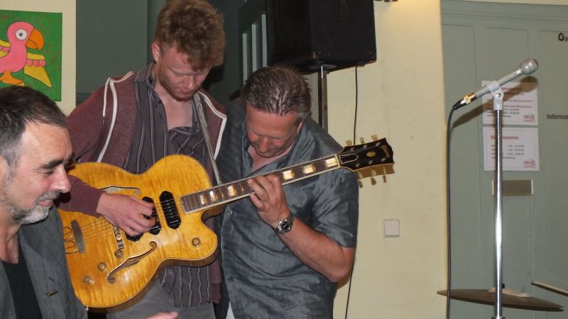 Chris Rannenberg (links), Gitarre (??), Freddie Fischkal (rechts)