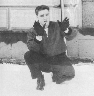 Elvis bei der Schneeballschlacht