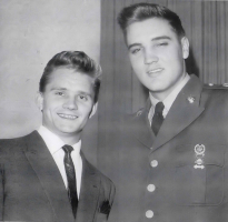 Achte auf die Schulter von Elvis