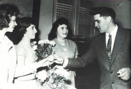 Elvis empfängt die Gewinner